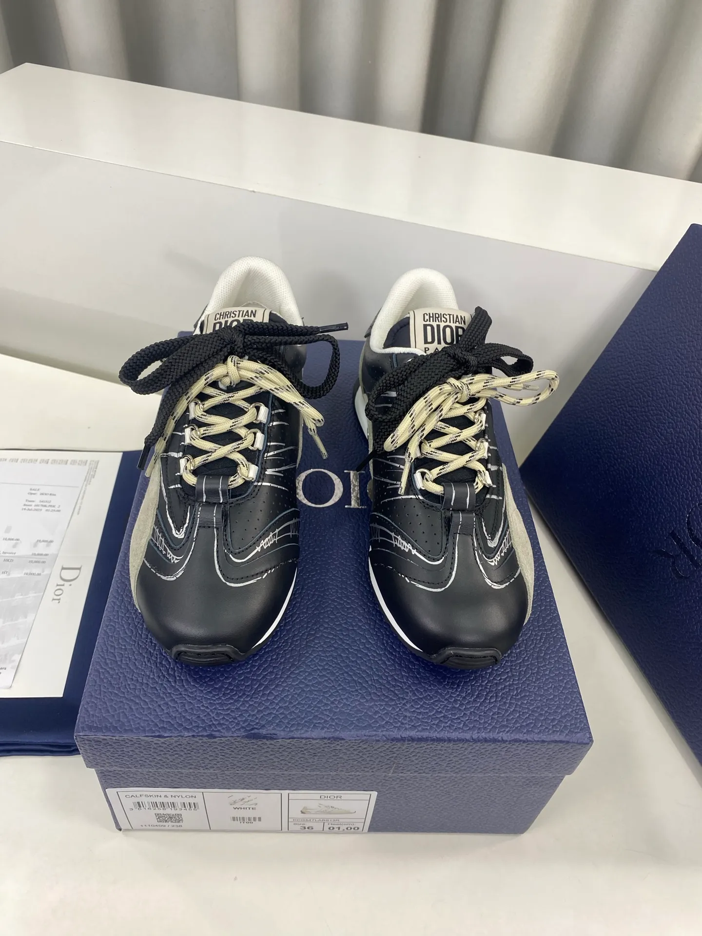 💕💕Factory direct selling price p560💕💕 Men's size +10 Dior Dior D-Sketch series graffiti moral shoes casual sports shoes ☑️ D-Sketch sports shoes made a wonderful appearance at the Dior 2025 spring and summer ready-to-wear series show, highlighting the classic retro aesthetics. Crafted from white nylon and calf leather, it's finished with a printed logo inspired by the shoe's production stages, with beige suede calf leather panels and double laces. A handwritten Christian Dior Paris signature adorns the sides, while a Christian Dior Paris signature panel and plaque adorn the heel and tongue. Paired with two-color thin rubber soles, they are more refined and can add high-end temperament to various casual looks. Exquisite packaging at the delivery counter🛍📦 ▪️Fabric: Original customized cowhide/graffiti ▪️Inner foot pads: Breathable mesh ▪️Sole: Original molded non-slip rubber outsole ▪️Sole thickness: 2CM ▪️Size: 35-45 (45 for women and 45 for men, customization is not returnable)